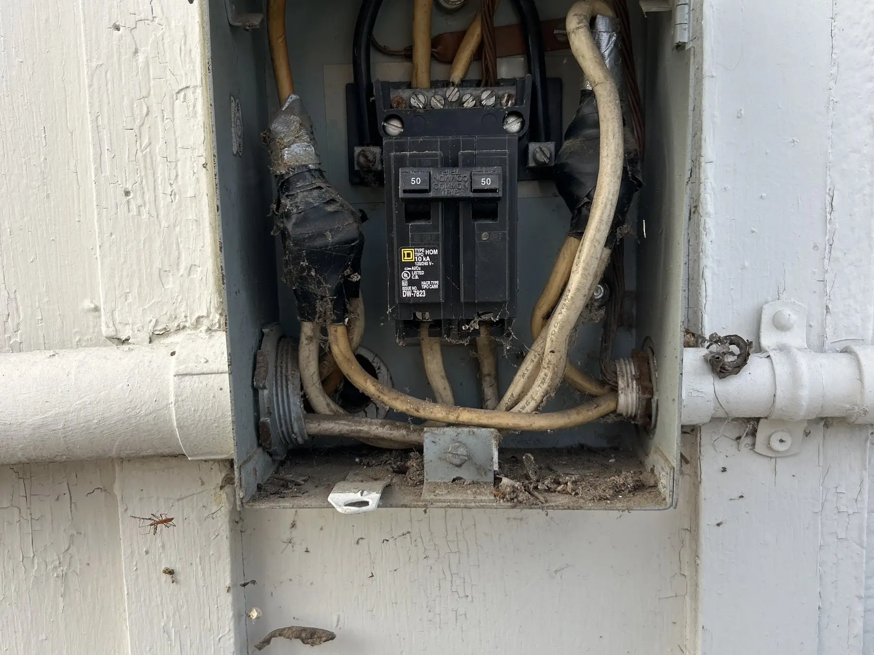 A disconnect opened up with its conductors visible